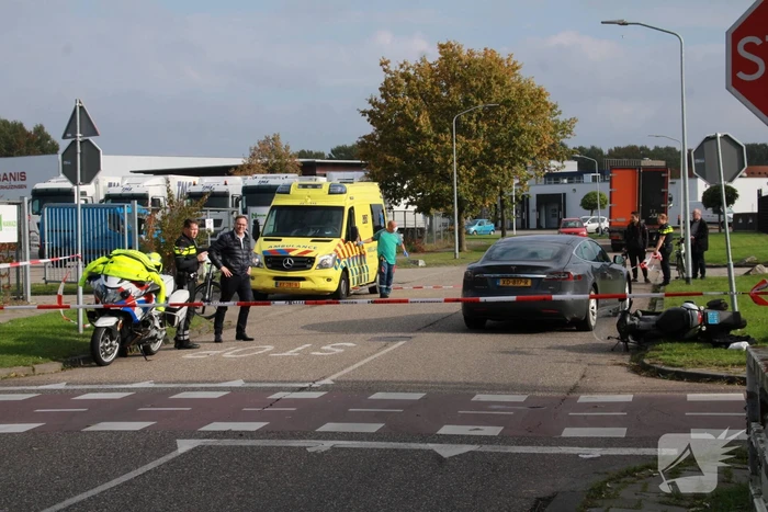 Tesla in botsing met scooter