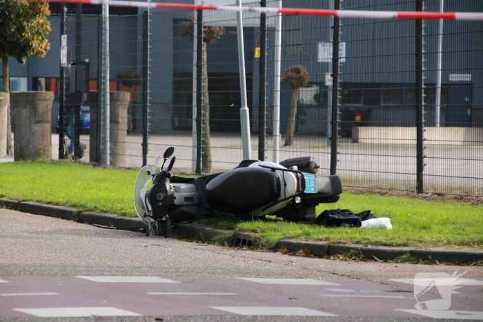 Tesla in botsing met scooter
