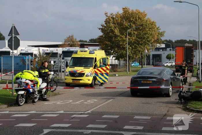Tesla in botsing met scooter