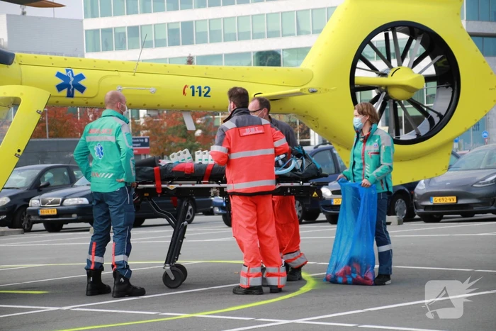 Traumahelikopter landt voor vervoer corona patiënten