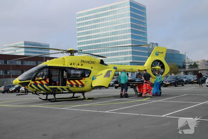 Traumahelikopter landt voor vervoer corona patiënten
