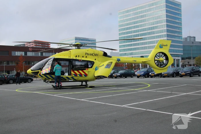 Traumahelikopter landt voor vervoer corona patiënten
