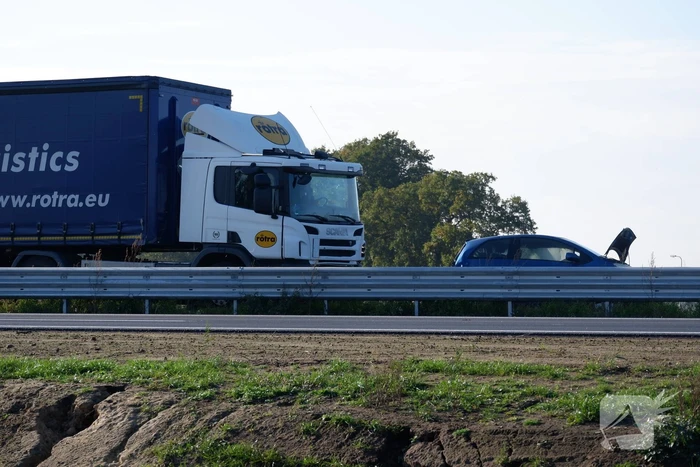 Vrachtwagen en auto botsen op snelweg
