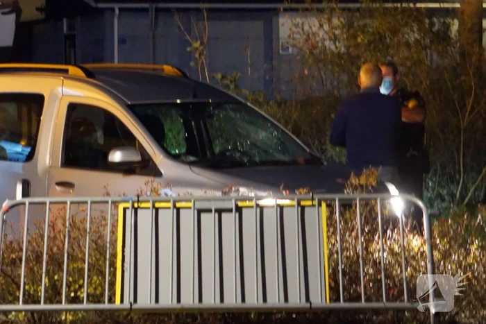 Jonge fietsster geschept door auto