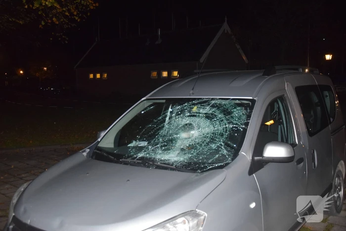 Jonge fietsster geschept door auto