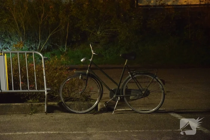 Jonge fietsster geschept door auto