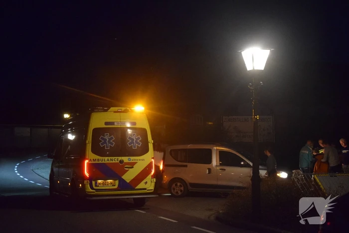 Jonge fietsster geschept door auto