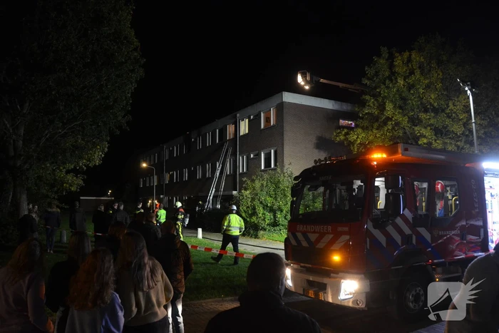 Grote uitslaande brand in portiekflat