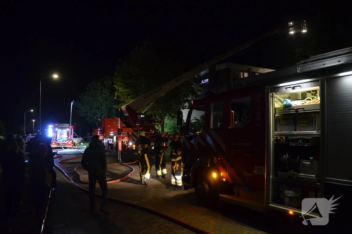 Grote uitslaande brand in portiekflat