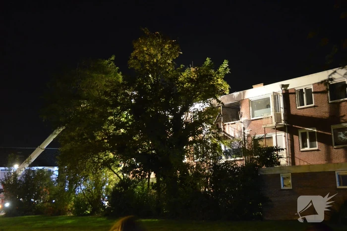 Grote uitslaande brand in portiekflat
