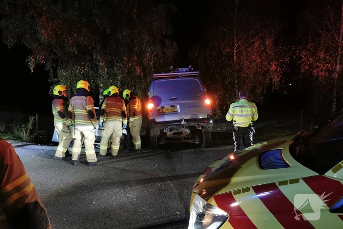 Bestelbus en auto belanden in greppel na aanrijding