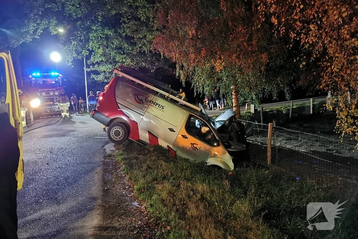 Bestelbus en auto belanden in greppel na aanrijding