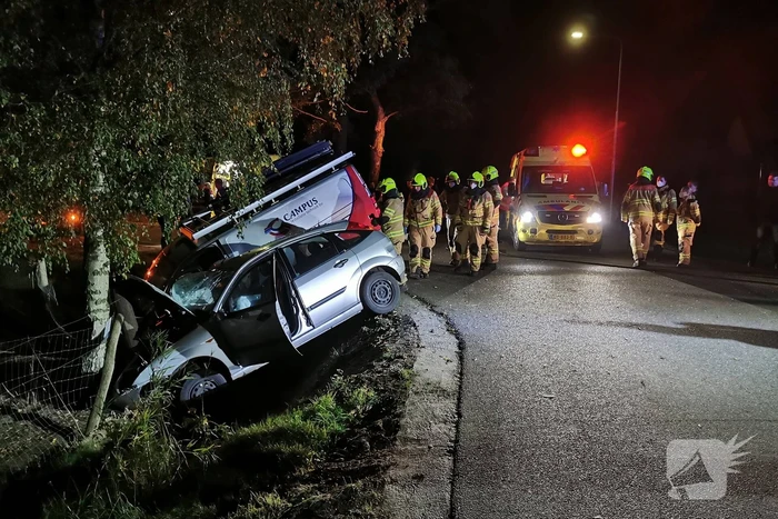Bestelbus en auto belanden in greppel na aanrijding