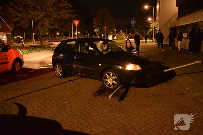 Bestuurder rijdt lantaarnpaal omver