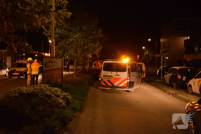 Bestuurder rijdt lantaarnpaal omver