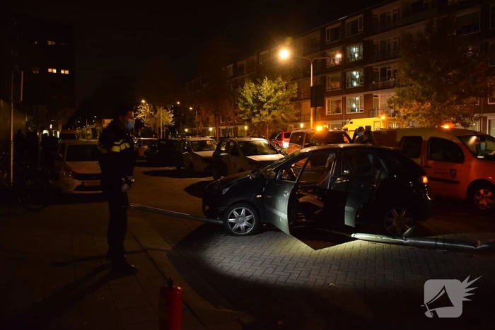 Bestuurder rijdt lantaarnpaal omver