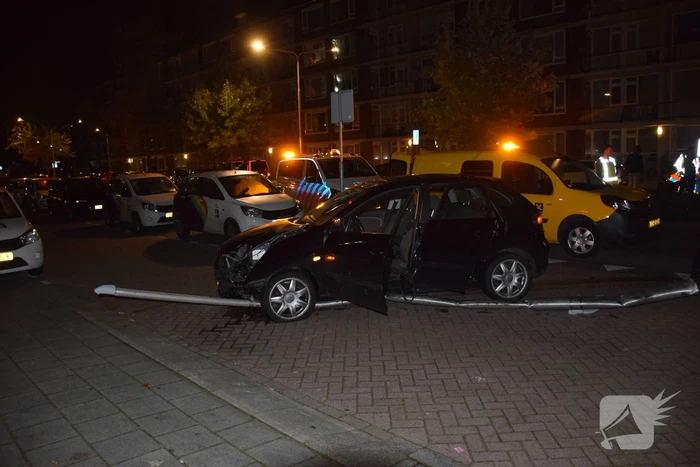 Bestuurder rijdt lantaarnpaal omver