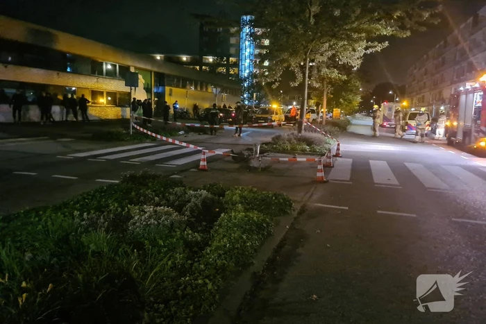 Bestuurder rijdt lantaarnpaal omver