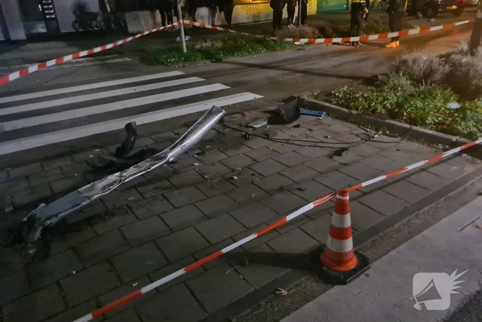 Bestuurder rijdt lantaarnpaal omver