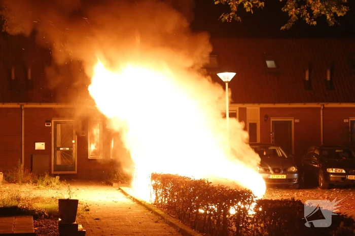 Metershoge Vlammen bij brand in geparkeerde auto