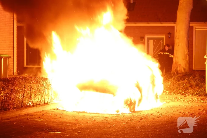 Metershoge Vlammen bij brand in geparkeerde auto