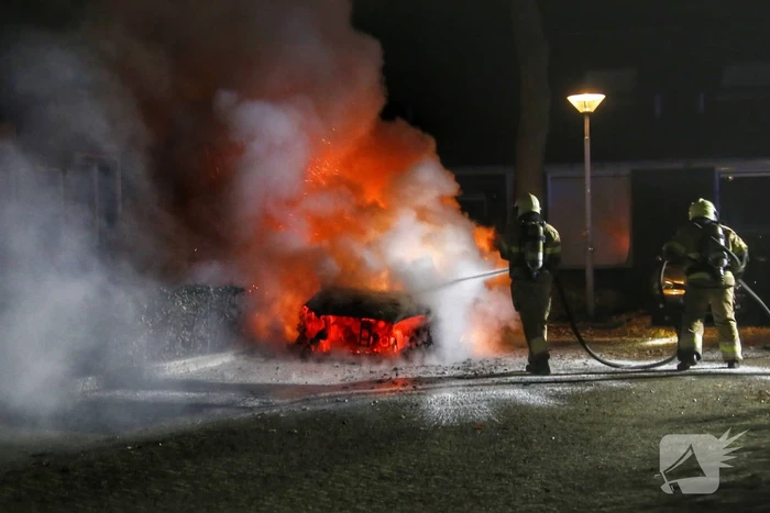 Metershoge Vlammen bij brand in geparkeerde auto