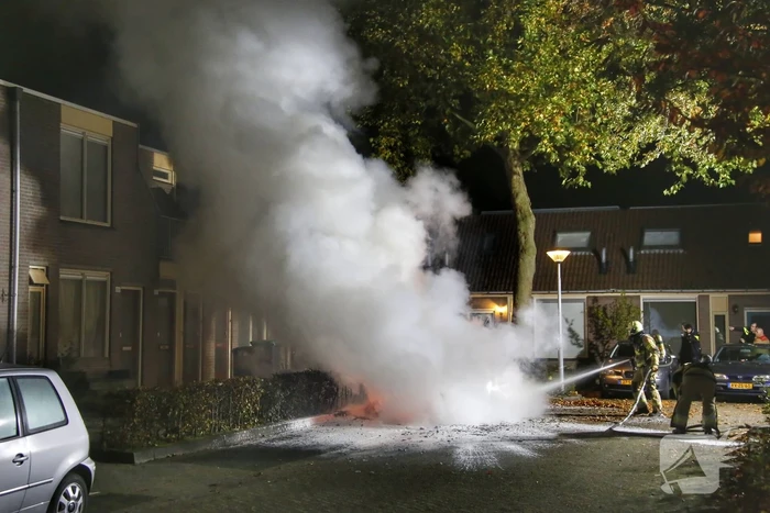 Metershoge Vlammen bij brand in geparkeerde auto
