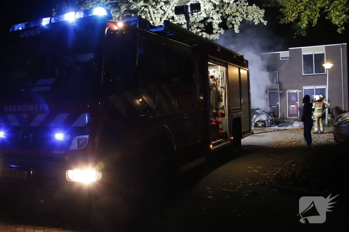 Metershoge Vlammen bij brand in geparkeerde auto