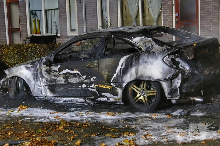 Metershoge Vlammen bij brand in geparkeerde auto