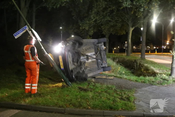 Auto slaat over de kop, bestuurder op de vlucht