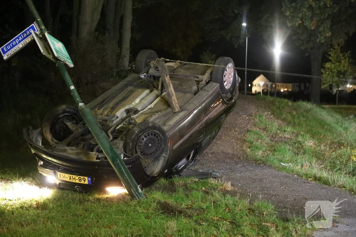 Auto slaat over de kop, bestuurder op de vlucht