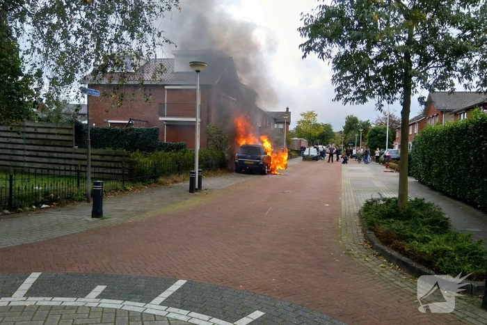 Auto gaat in vlammen op