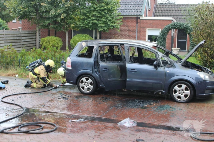 Auto gaat in vlammen op