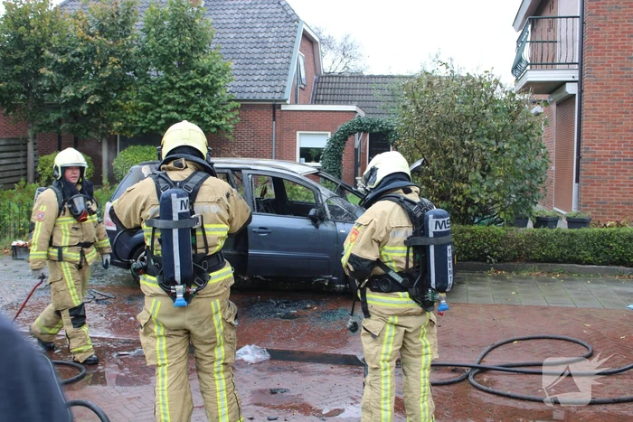Auto gaat in vlammen op