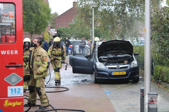 Auto gaat in vlammen op