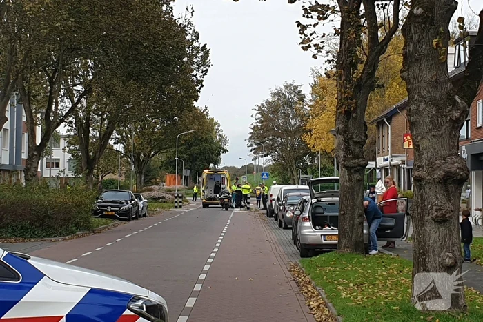 Wielrenner gewond na botsing op paaltje