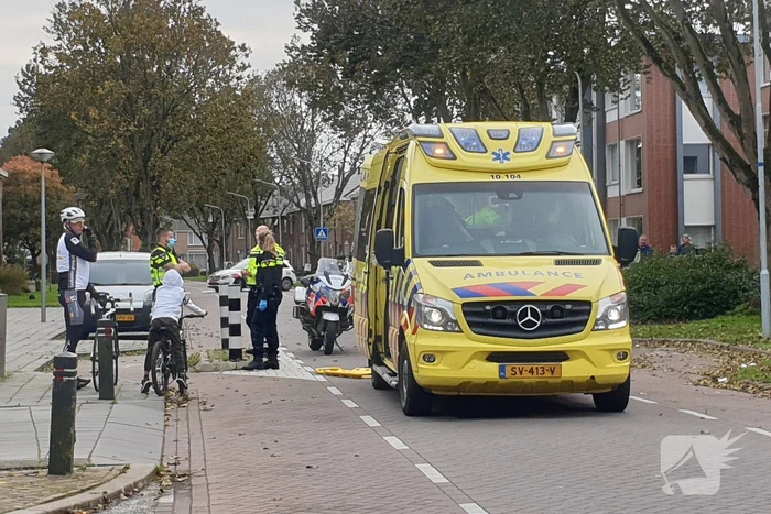 Wielrenner gewond na botsing op paaltje