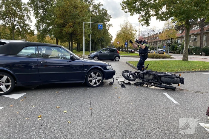 Flinke schade bij botsing tussen auto en motor