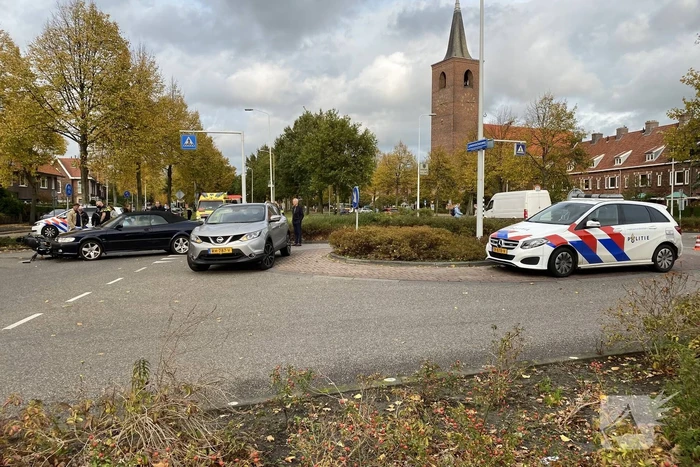 Flinke schade bij botsing tussen auto en motor