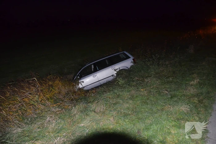 Auto raakt van de weg en belandt in het water
