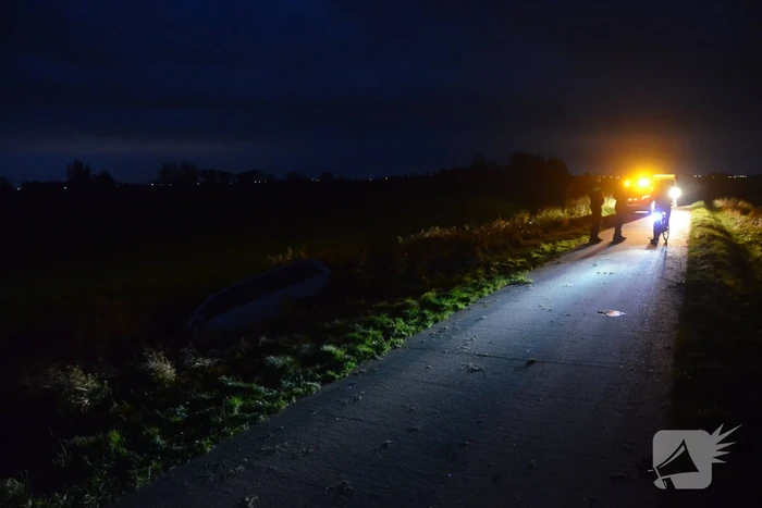 Auto raakt van de weg en belandt in het water