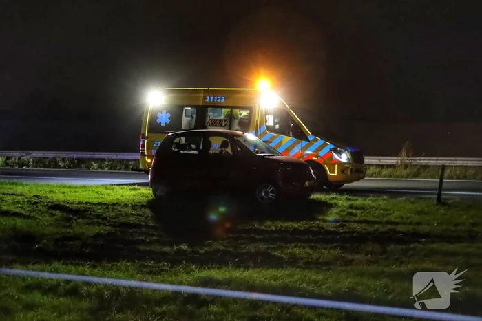 Aanhanger schiet los van auto en veroorzaakt botsing