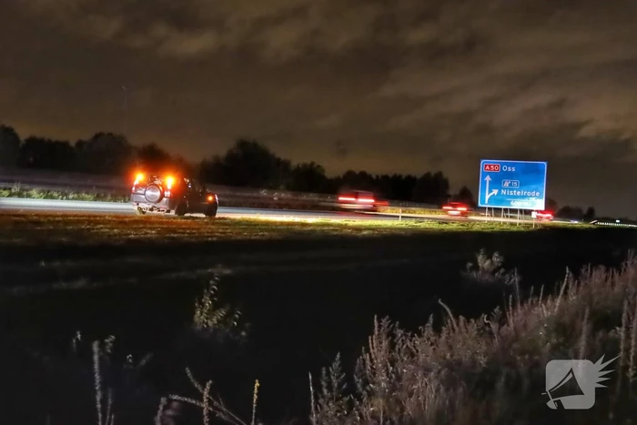 Aanhanger schiet los van auto en veroorzaakt botsing