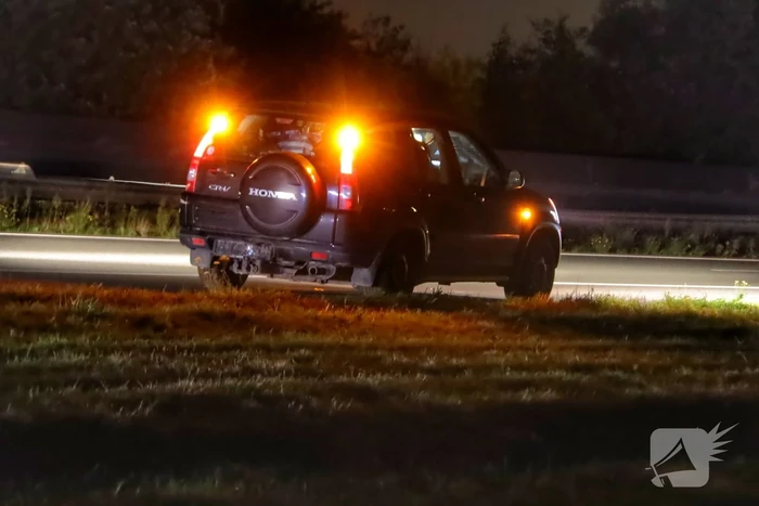 Aanhanger schiet los van auto en veroorzaakt botsing
