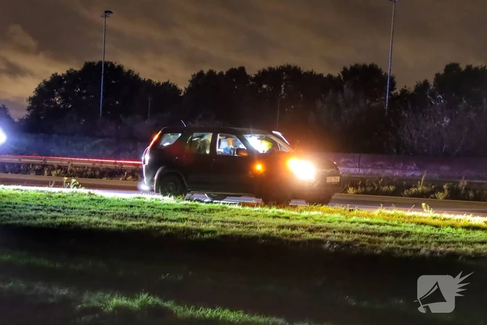 Aanhanger schiet los van auto en veroorzaakt botsing