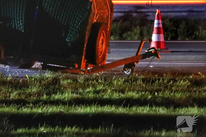 Aanhanger schiet los van auto en veroorzaakt botsing