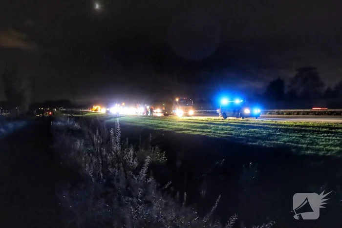 Aanhanger schiet los van auto en veroorzaakt botsing