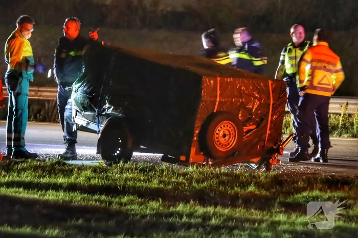 Aanhanger schiet los van auto en veroorzaakt botsing