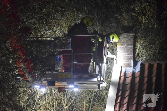 Openhaard zorgt voor beginnende dakbrand