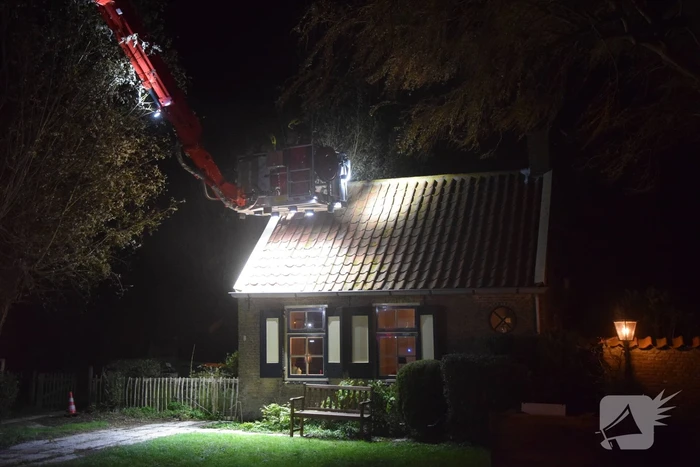 Openhaard zorgt voor beginnende dakbrand